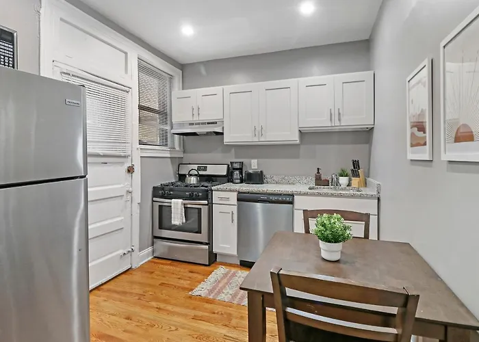 Apartment Modern 3br Apt In Boystown, 12-min Walk To Wrigley - Stratford 1s Chicago